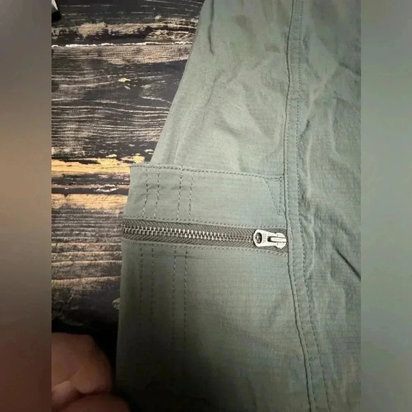 ATHLETA ARMY GREEN POCKETED SKORT SIZE 8 - Picture 3 of 6